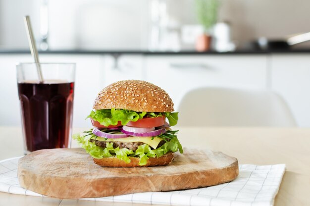Beef Burger mit frischem Salat, Käse und Tomaten Fast Food ungesunde Ernährung