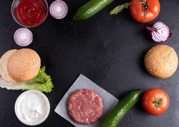 Beef Burger zu Hause auf dem Küchentisch