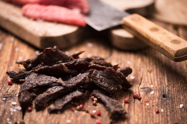 Beef Jerky auf Holzuntergrund hautnah