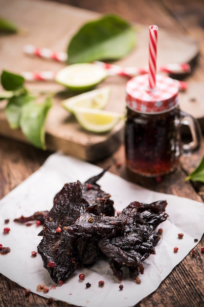 Beef Jerky em fundo de madeira