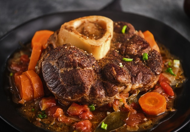 Beef Leg Slice mit Mark. Italienisches Menü: geschmortes Kalbssteak Ossobuco alla Milanese mit Gemüsesauce. Selektiver Fosus.