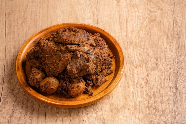 Beef rendang ist ein minang-gericht, das aus der region minangkabau in west-sumatra, indonesien, stammt