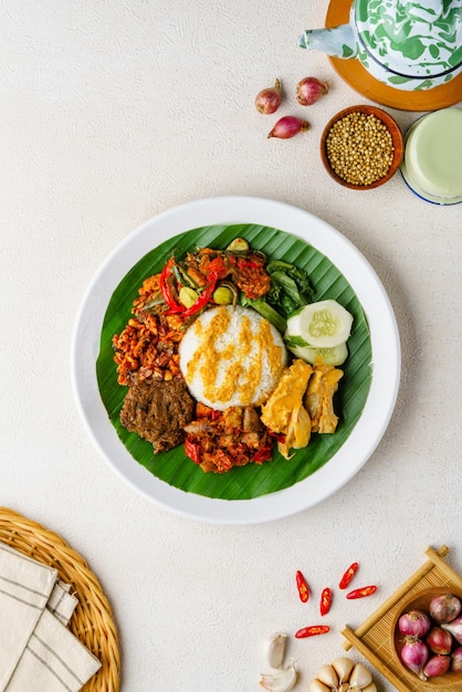 Beef Rendang ou Nasi Rendang Sapi é um prato Minang originário da Sumatra Ocidental Minangkabau