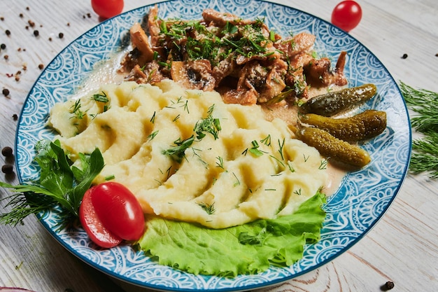 Beef Stroganoff mit Pilzsauce und Kartoffelpüree