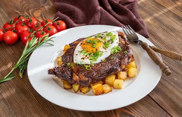 Beefsteak mit Spiegelei