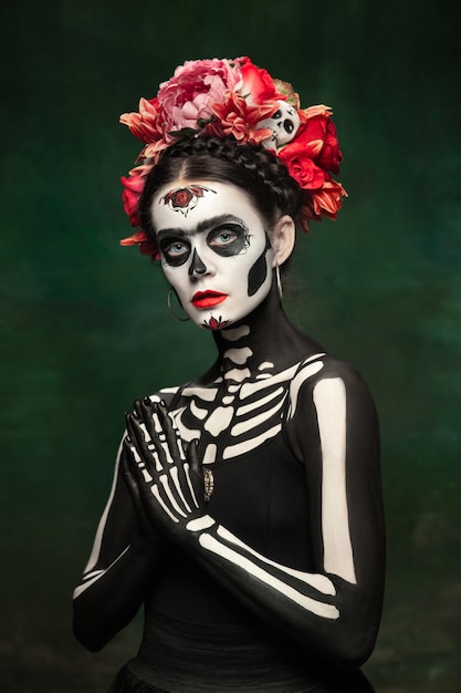 Beeil dich Junges Mädchen wie Santa Muerte Saint Death oder Sugar Skull mit hellem Make-up