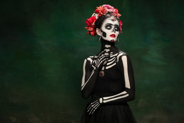 Beeil dich junges mädchen wie santa muerte saint death oder sugar skull mit hellem make-up