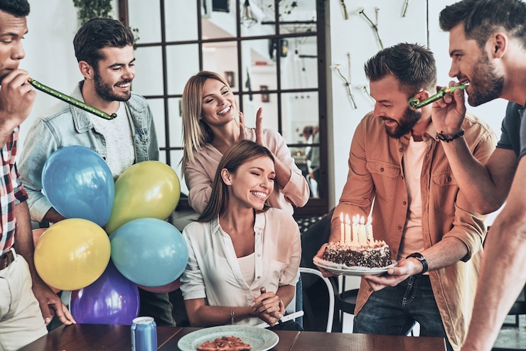 Foto beeilen sie sich, um etwas zu wünschen. gruppe glücklicher menschen, die unter freunden geburtstag feiern und lächeln