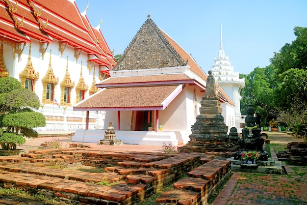 Beeindruckende alte Ordinationshalle des buddhistischen Tempels Wat Chomphuwek Thailand