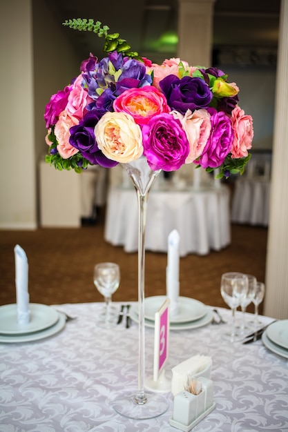 Beeindruckende und schöne Hochzeit eingerichtet