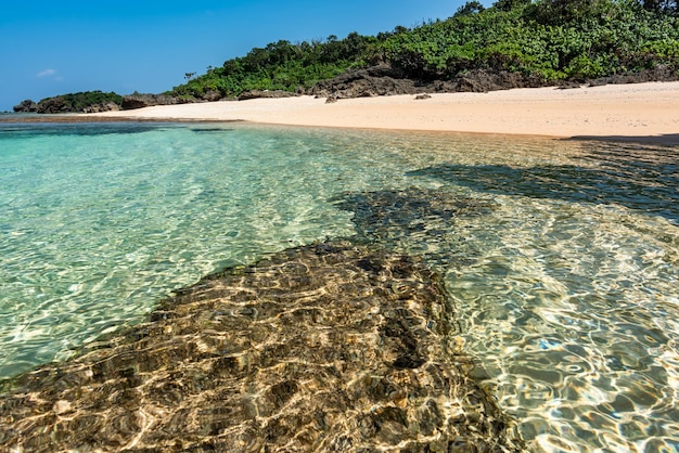 Beeindruckendes kristallklares Meerwasser mit glitzernder Oberfläche sonniger Tag an einem paradiesischen Strand
