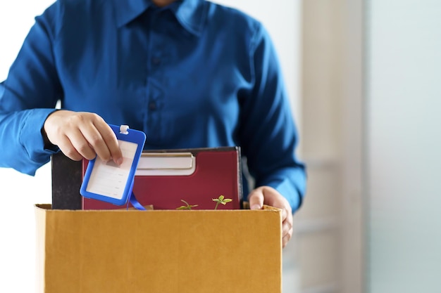 Beenden Sie den Job Geschäftsmann, der ein Kündigungsschreiben sendet und Sachen verpackt