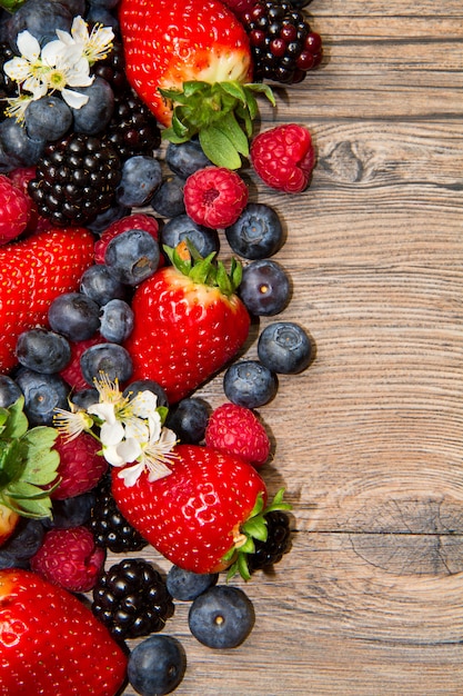 Beeren auf hölzernen Hintergrund