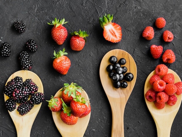 Foto beeren auf holzlöffeln