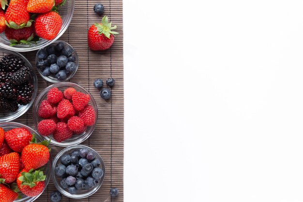 Beeren auf Schalen auf weißem Hintergrund