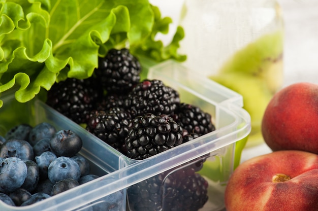 Beeren in Brotdose und Früchten