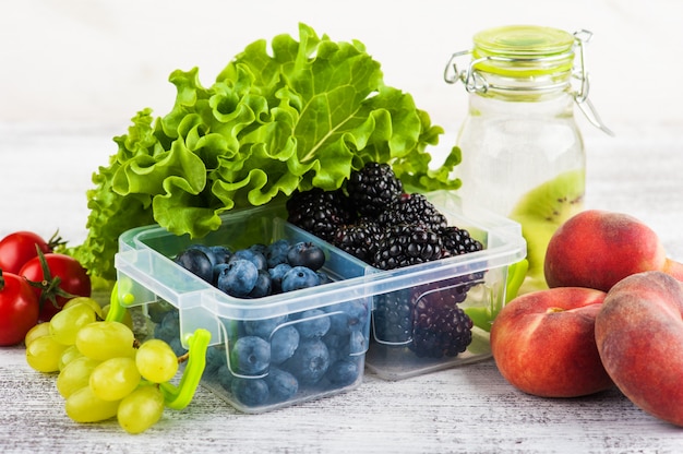 Beeren in Brotdose und Früchten