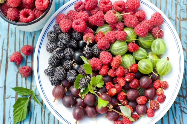 Beeren in einem Teller auf dem Tisch