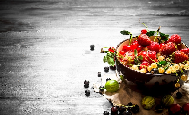 Beeren in einer Tasse auf dem alten Stoff