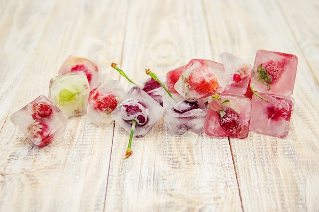 Beeren in Eiswürfeln eingefroren. Selektiver Fokus