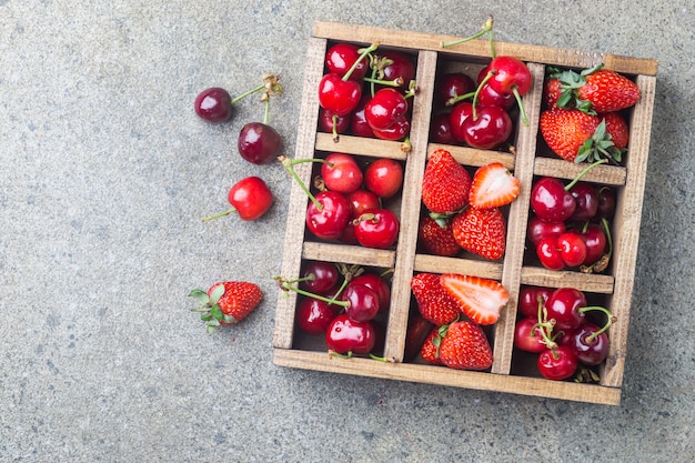 Beeren in Vintage Holzkiste