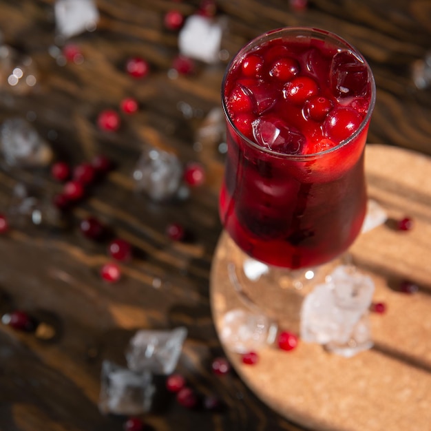 Beeren leuchtend roter Cocktail in einem großen transparenten Glas freier Platz für Text