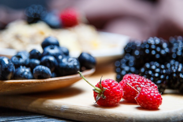 Beeren mischen auf rustikalem Holzbrett