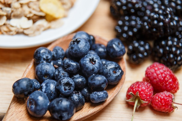 Beeren mischen auf rustikalem Holzbrett