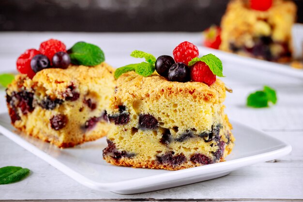 Beeren-Sauerrahm-Kuchen in Quadrate geschnitten