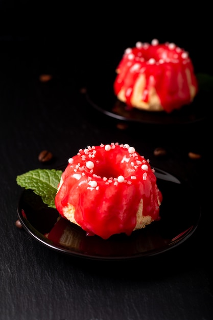 Beeren-Schwammkuchen des selbst gemachten Sommers des Lebensmittelbäckereikonzeptes roter auf schwarzer Schiefersteinplatte