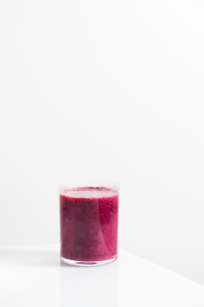 Beeren-Smoothie in einem Glas Detox gesunde Ernährung mit Kopierraum