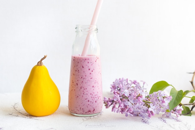 Beeren-Smoothie in einem Glas mit einem Strohhalm