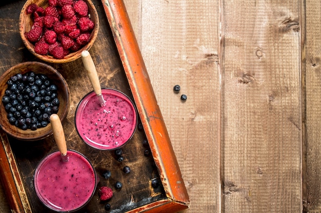 Beeren-Smoothie in Gläsern.