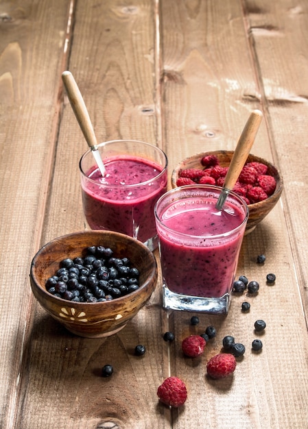 Foto beeren-smoothie in gläsern