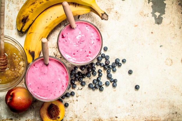 Foto beeren-smoothie mit einer banane.