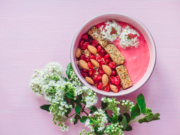 Beeren-Smoothie und Müsli mit Nüssen