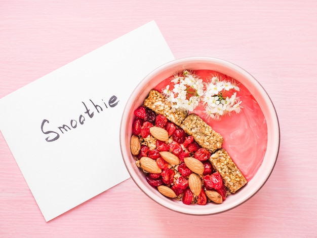 Beeren-Smoothie und Müsli mit Nüssen