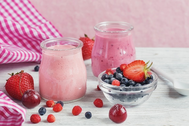 Beeren-Smoothies und Früchte