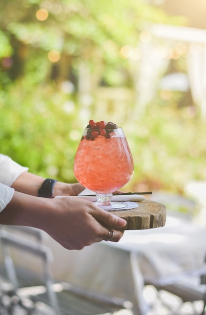 Beeren Soda auf der Hand mischen