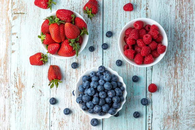 Beeren, Sommerfrüchte auf einem Holztisch