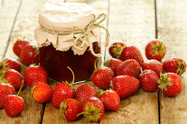 Beeren und Erdbeermarmelade