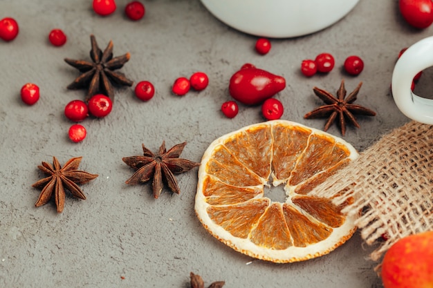 Beeren und Gewürze für den Glühwein, der nah oben auf Küchentisch kocht