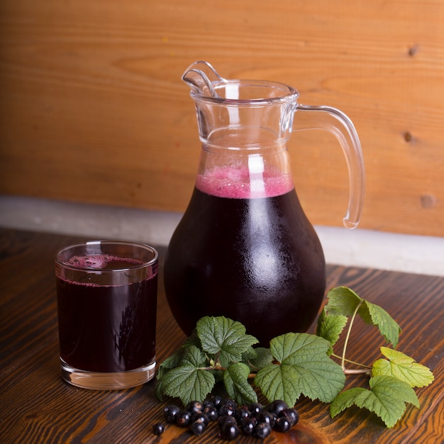 Beerengetränk im Glas auf Holztisch