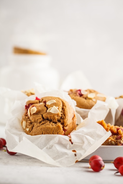 Beerenhafermehlmuffins auf einem weißen Hintergrund. Gesundes veganes Dessert.