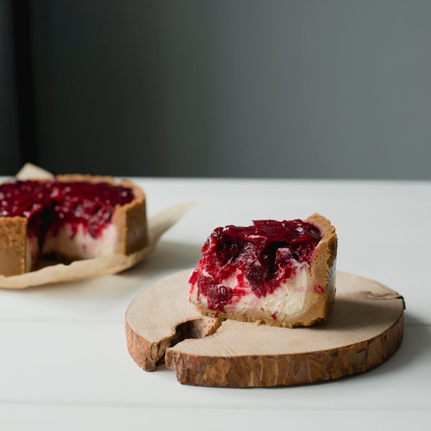 Beerenkäsekuchen auf dem Tisch