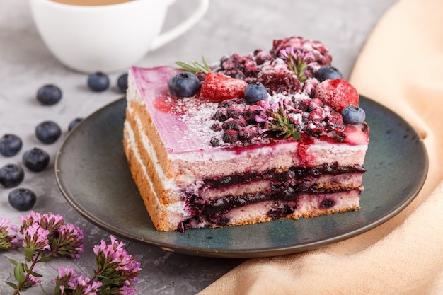 Beerenkuchen mit Milchcreme und Blaubeermarmelade