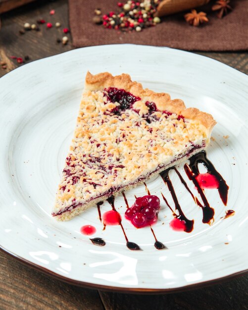 Beerenkuchen mit Schokoladensauce verziert