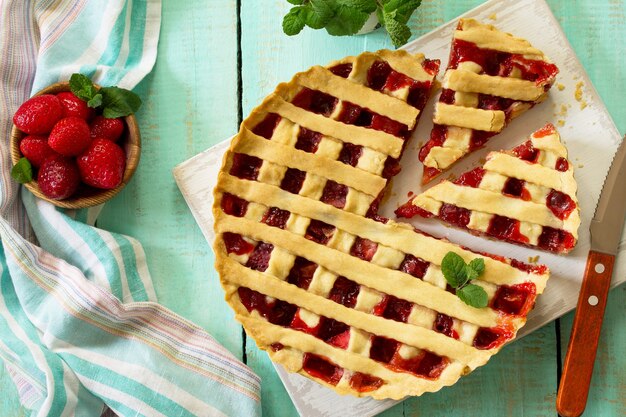 Beerenkuchen Sommer Köstlicher Kuchen mit Erdbeeren Draufsicht flach Hintergrund