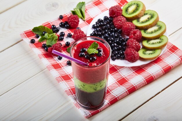 Beerensmoothie. Frisches Sommercocktail. Blaubeere, Himbeere, Kiwi.