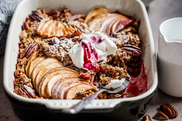 Beerenstreuselkuchen mit Äpfeln in der Auflaufform.